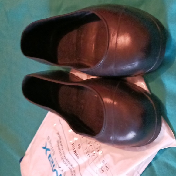 Free with purchase of three Items Slip resistant shoe covers - Picture 2 of 5